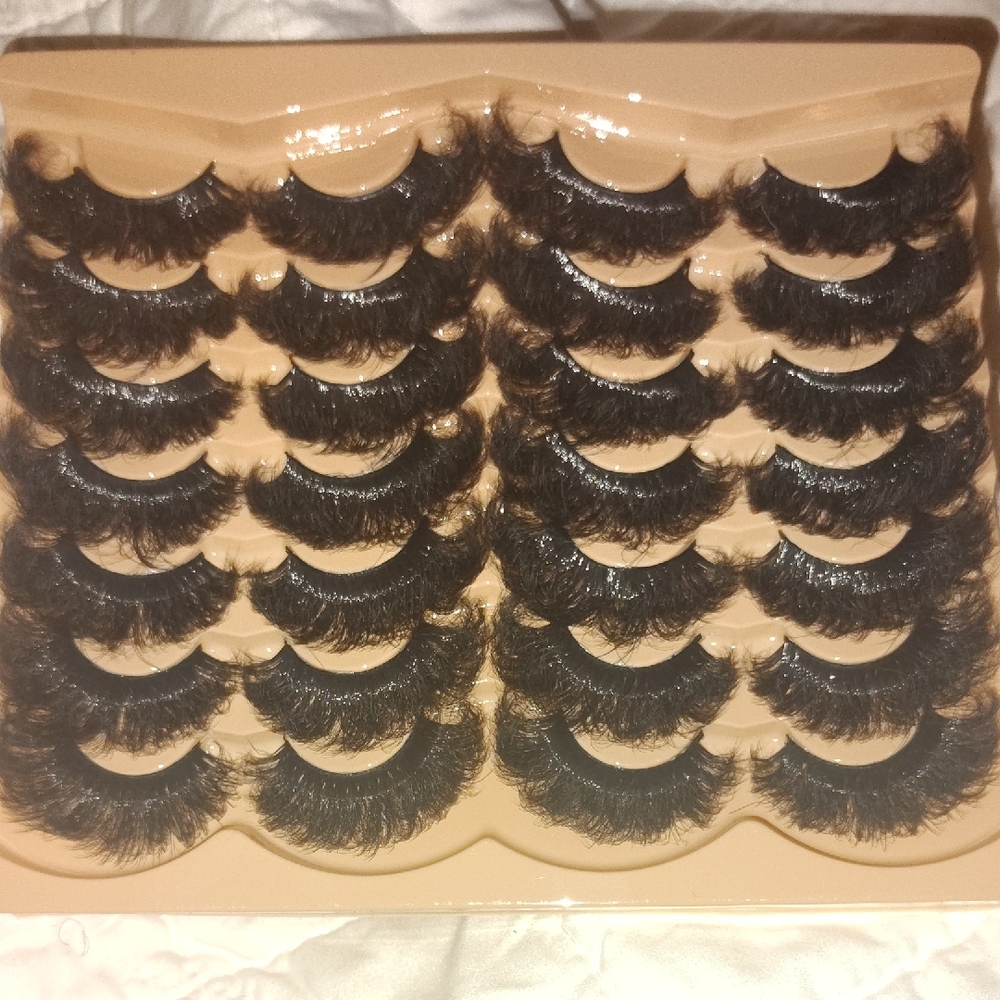 Voluminous Black False Eyelashes